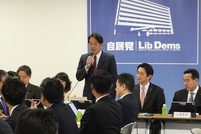 読む政治：小野寺税調多難の船出 安保調査会長と二足のわらじで問