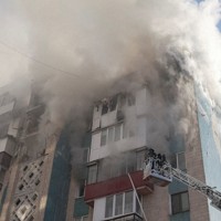 ロシアによるミサイル攻撃で破壊された集合住宅で救助活動を行う隊員ら＝ウクライナ西部テルノピリで2025年11月19日、ロイター