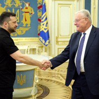 ウクライナのゼレンスキー大統領（左）と会談した米国のケロッグ・ウクライナ担当特使＝キーウで2025年8月25日（ウクライナ大統領府提供・ロイター配信）