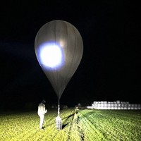 たばこの密輸のためにベラルーシから飛来したとみられる気球＝リトアニア国境警備当局提供・AP