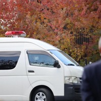 奈良地裁に入る山上徹也被告を乗せた車両＝奈良市で2025年11月20日午後0時半、木谷郁佳撮影