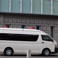 奈良地裁に入る山上徹也被告を乗せた車両＝奈良市で2025年11月20日午後0時半、木谷郁佳撮影