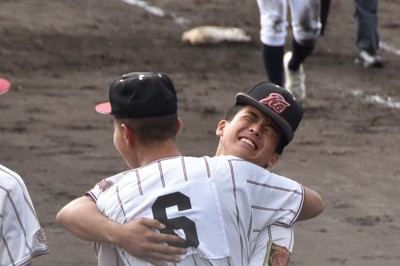 近畿大会で初勝利を挙げ、喜ぶ橿原学院の選手たち＝奈良県橿原市で2025年10月25日、長宗拓弥撮影