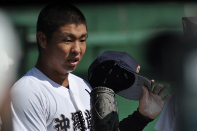 【沖縄尚学－有明】イニング間に仲間に声をかける沖縄尚学・末吉良丞投手＝宮崎市のひなたサンマリンスタジアム宮崎で2025年10月26日、角田直哉撮影