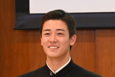 ドラフト会議でロッテから3位指名を受けて喜ぶ横浜高の奥村頼人投手＝横浜市金沢区の同高で2025年10月23日、矢野大輝撮影
