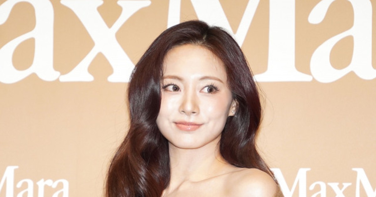 オリコンニュース：TWICE・ツウィ、きらびやかなドレス姿で魅了