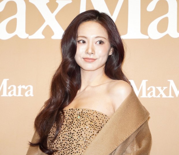 オリコンニュース：TWICE・ツウィ、きらびやかなドレス姿で魅了