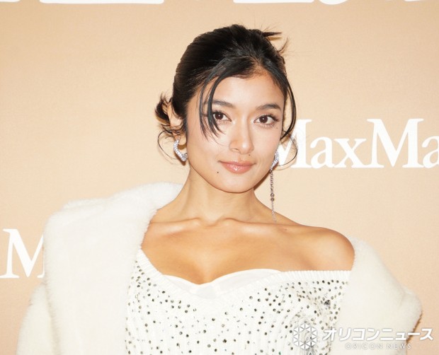 オリコンニュース：ローラ、上品な大胆肌見せスタイルを披露 茶道