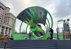 ロシア国営の国際放送局RTの創設20周年を記念する、巨大なメガホン形の立体広告＝モスクワ中心部で2025年11月1日、真野森作撮影