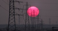 全国に広がる送配電網。原発への公的融資は送配電網の使用料「託送料金」を通じて、新たな負担増につながる可能性がある＝茨城県内で2025年8月5日、中村琢磨撮影
