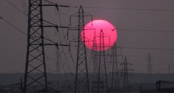 全国に広がる送配電網。原発への公的融資は送配電網の使用料「託送料金」を通じて、新たな負担増につながる可能性がある＝茨城県内で2025年8月5日、中村琢磨撮影