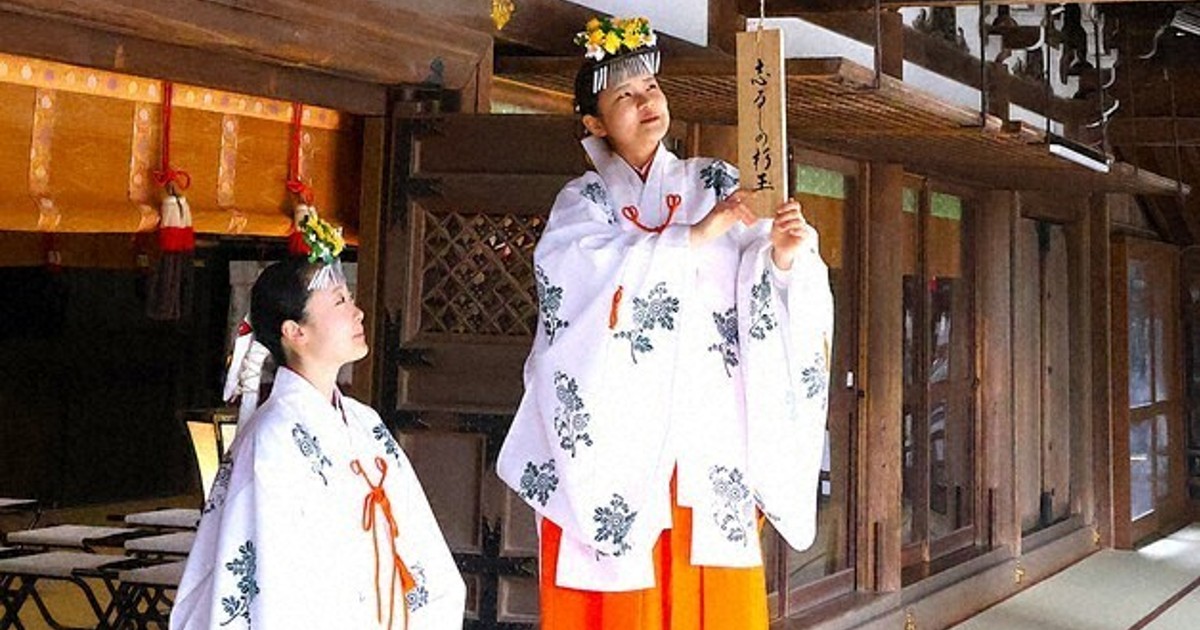 酒造り成功祈る、大杉玉掛け替え 桜井・大神神社で作業 ／奈良 | 毎日新聞
