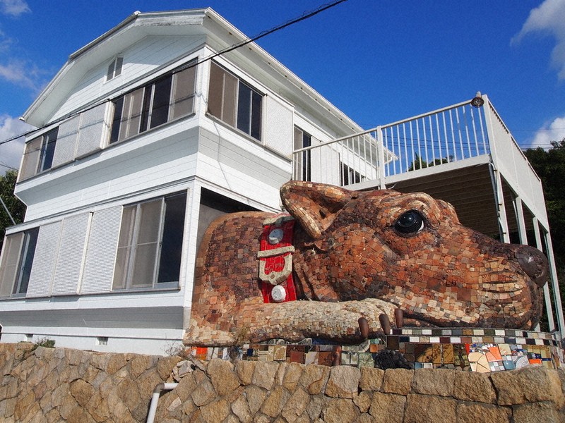犬島見守る巨大な“番犬” 2万枚のタイルで制作 岡山 ／岡山 | 毎日新聞