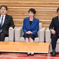 臨時閣議に臨む高市早苗首相（中央）。左は林芳正総務相、右は茂木敏充外相＝国会内で2025年11月21日午後0時31分、平田明浩撮影