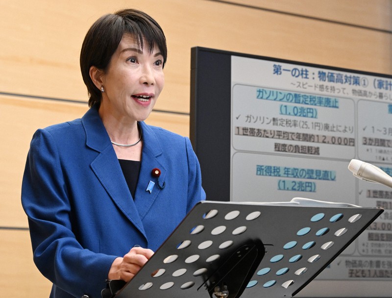 閣議決定した経済対策について、報道陣の取材に応じる高市早苗首相＝首相官邸で2025年11月21日午後1時39分、平田明浩撮影