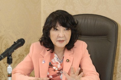 報道陣の質問に答える片山さつき財務相＝東京都千代田区の財務省で2025年10月24日午前10時42分、山下貴史撮影