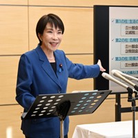 閣議決定した経済対策について、報道陣の取材に応じる高市早苗首相＝首相官邸で2025年11月21日午後1時34分、平田明浩撮影