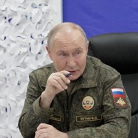 所在地非公開のロシア軍「西方」集団司令部を訪れ、軍高官らと話すプーチン露大統領（動画から）＝2025年11月20日、露大統領府・ロイター