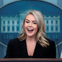 米ホワイトハウスで記者会見するレビット報道官＝2025年11月20日、ロイター