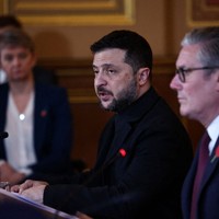 ウクライナのゼレンスキー大統領（中央）とスターマー英首相（右）＝ロンドンで10月24日、ロイター