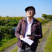 地図とスマートフォンを手がかりに廃線跡を探す今尾恵介さん＝茨城県内で2025年11月12日午前11時59分、後藤豪撮影