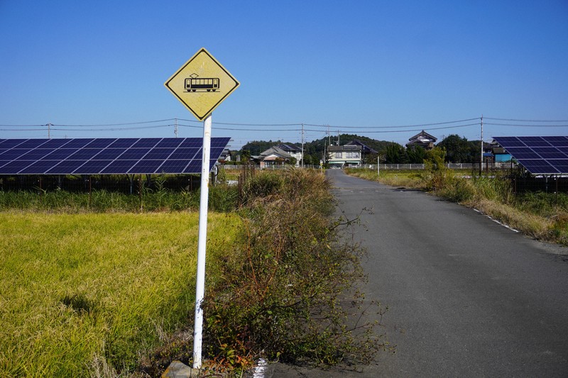 鹿島鉄道が廃線になった今も残る、踏切を知らせる道路標識＝茨城県内で2025年11月12日午後0時7分、後藤豪撮影