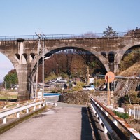 旧国鉄宮原線の北里－肥後小国駅間に架かるコンクリートアーチの幸野川橋りょう＝熊本県小国町で2010年2月13日、今尾恵介さん撮影