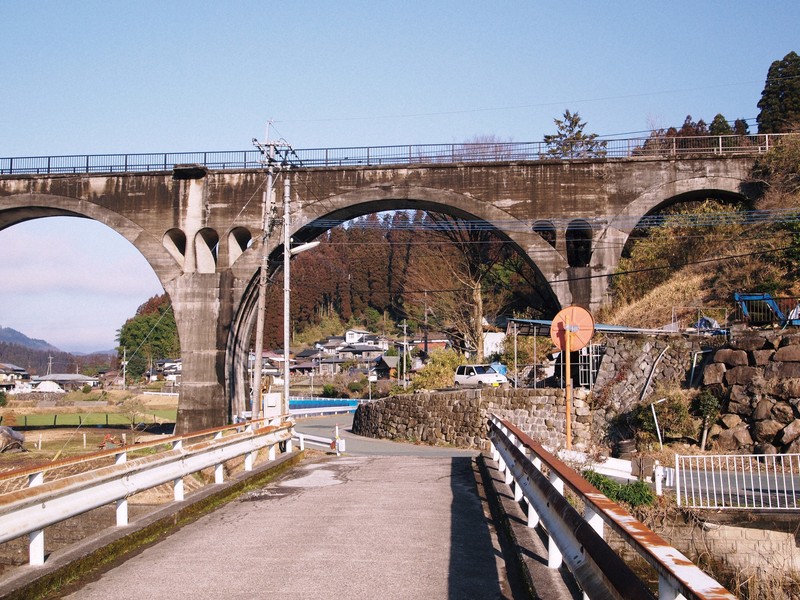 旧国鉄宮原線の北里－肥後小国駅間に架かるコンクリートアーチの幸野川橋りょう＝熊本県小国町で2010年2月13日、今尾恵介さん撮影