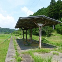 旧のと鉄道能登線・甲駅のプラットホーム＝石川県穴水町で2017年7月19日、今尾恵介さん撮影