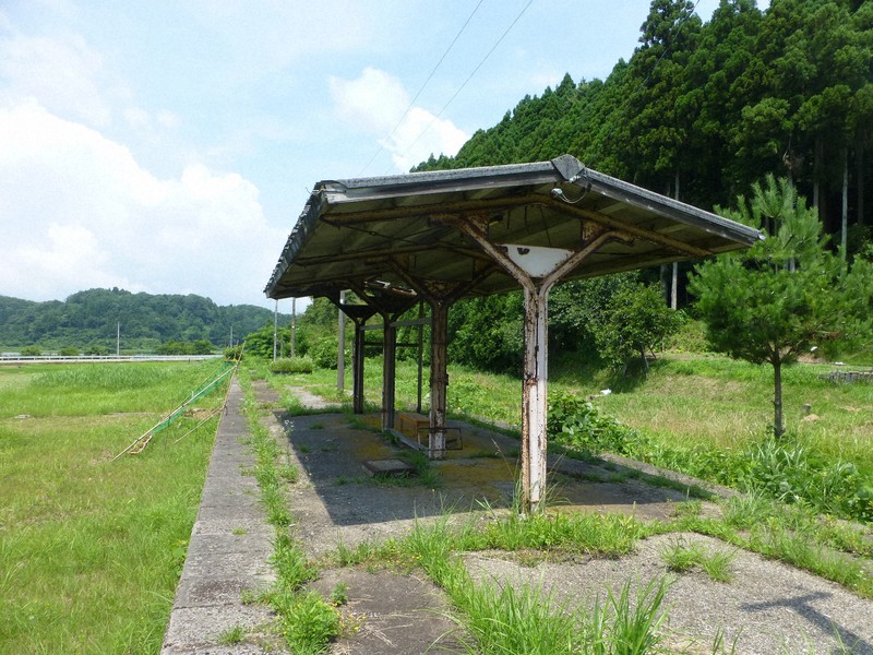 旧のと鉄道能登線・甲駅のプラットホーム＝石川県穴水町で2017年7月19日、今尾恵介さん撮影