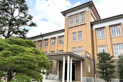 2025年度からトランスジェンダー学生の受け入れを始めた津田塾大学の小平キャンパス本館＝同大・筒井真桜撮影