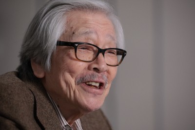 インタビューに応じる作家の筒井康隆さん＝神戸市内で2025年11月18日、中川祐一撮影