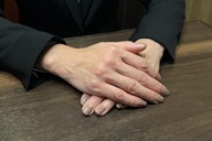 同僚からセクハラメッセージを送られたうえ、虚偽の報告書を作成されたとして刑事告発した女性教諭＝夫提供