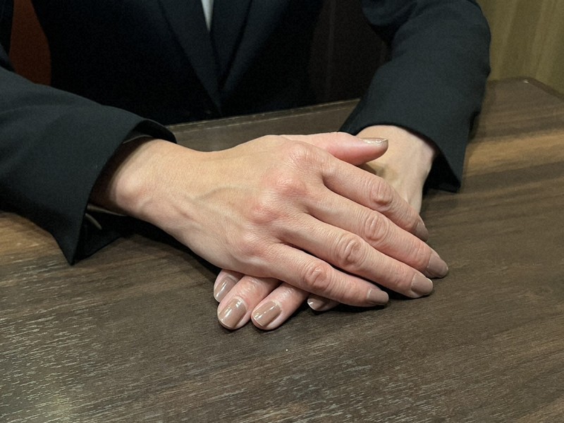 同僚からセクハラメッセージを送られたうえ、虚偽の報告書を作成されたとして刑事告発した女性教諭＝夫提供