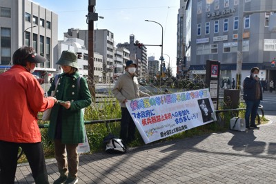 日本政府に核兵器禁止条約への参加を求める署名活動をする京都原水協のメンバーら＝京都市右京区で2025年11月21日午後0時56分、根本佳奈撮影
