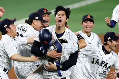 WBCで優勝して喜び合う大谷翔平選手（中央）ら日本の選手たち＝米マイアミのローンデポ・パークで2023年3月21日、猪飼健史撮影