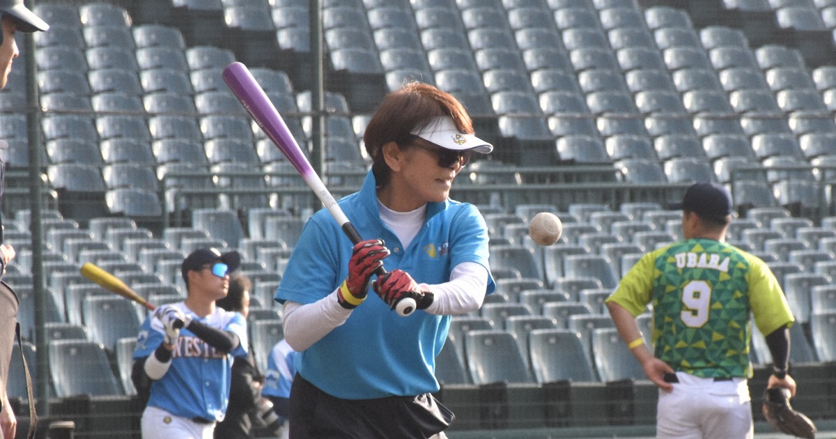 宇津木妙子さんが甲子園で「高速ノック」披露　準硬式野球選手に