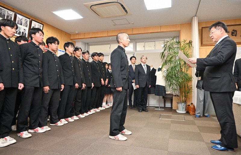 第98回選抜高校野球大会の21世紀枠の県内推薦校に選ばれた国分高校の伊藤太一主将（中央）と、表彰状を読み上げる県高校野球連盟の早川貴英会長（右）＝千葉県市川市で2025年11月21日、高橋晃一撮影