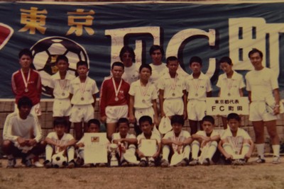 1978年度のFC町田の選手たち。前列右から2人目が佐藤千可生さん＝佐藤さん提供