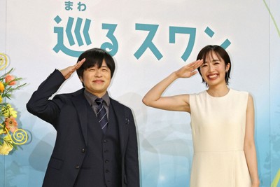 連続テレビ小説「巡るスワン」の主演に決まり、ポーズをとる森田望智さん。左は脚本を担当するバカリズムさん＝21日午前、東京都渋谷区（共同）