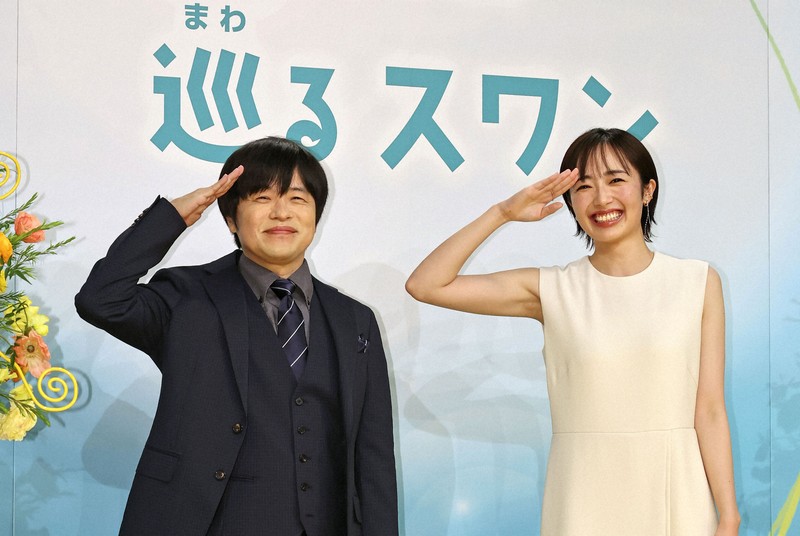 連続テレビ小説「巡るスワン」の主演に決まり、ポーズをとる森田望智さん。左は脚本を担当するバカリズムさん＝21日午前、東京都渋谷区（共同）