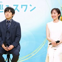 2027年度前期の連続テレビ小説「巡るスワン」の制作・主演発表記者会見に臨む主演の森田望智さん（右）と脚本を手掛けるバカリズムさん＝東京都渋谷区のNHK放送センターで2025年11月21日午前11時21分、後藤由耶撮影