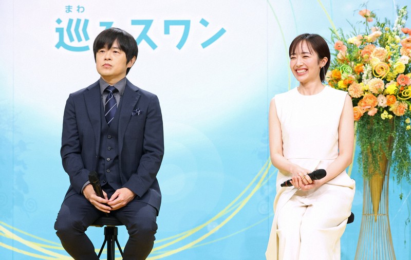 2027年度前期の連続テレビ小説「巡るスワン」の制作・主演発表記者会見に臨む主演の森田望智さん（右）と脚本を手掛けるバカリズムさん＝東京都渋谷区のNHK放送センターで2025年11月21日午前11時21分、後藤由耶撮影