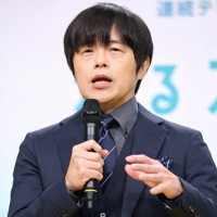 2027年度前期の連続テレビ小説「巡るスワン」の制作・主演発表記者会見に臨む脚本を手がけるバカリズムさん＝東京都渋谷区のNHK放送センターで2025年11月21日午前11時3分、後藤由耶撮影