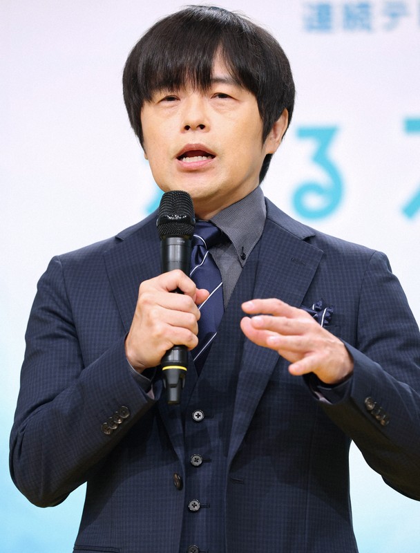 2027年度前期の連続テレビ小説「巡るスワン」の制作・主演発表記者会見に臨む脚本を手がけるバカリズムさん＝東京都渋谷区のNHK放送センターで2025年11月21日午前11時3分、後藤由耶撮影