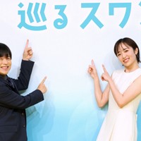 2027年度前期の連続テレビ小説「巡るスワン」の制作・主演発表記者会見でフォトセッションに臨む主演の森田望智さん（右）と脚本を手掛けるバカリズムさん＝東京都渋谷区のNHK放送センターで2025年11月21日午前11時26分、後藤由耶撮影