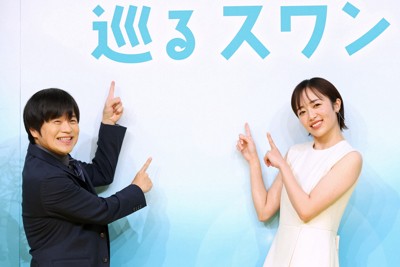 2027年度前期の連続テレビ小説「巡るスワン」の制作・主演発表記者会見でフォトセッションに臨む主演の森田望智さん（右）と脚本を手掛けるバカリズムさん＝東京都渋谷区のNHK放送センターで2025年11月21日午前11時26分、後藤由耶撮影
