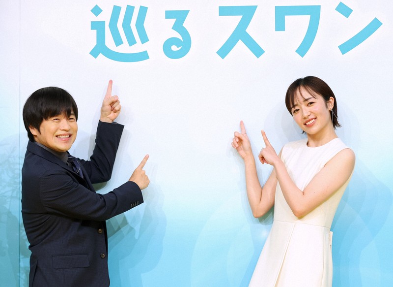 2027年度前期の連続テレビ小説「巡るスワン」の制作・主演発表記者会見でフォトセッションに臨む主演の森田望智さん（右）と脚本を手掛けるバカリズムさん＝東京都渋谷区のNHK放送センターで2025年11月21日午前11時26分、後藤由耶撮影