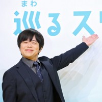 2027年度前期連続テレビ小説「巡るスワン」の制作・主演発表記者会見でフォトセッションに臨む脚本を手掛けるバカリズムさん＝東京都渋谷区のNHK放送センターで2025年11月21日午前11時29分、後藤由耶撮影
