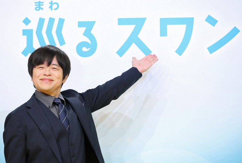 2027年度前期連続テレビ小説「巡るスワン」の制作・主演発表記者会見でフォトセッションに臨む脚本を手掛けるバカリズムさん＝東京都渋谷区のNHK放送センターで2025年11月21日午前11時29分、後藤由耶撮影